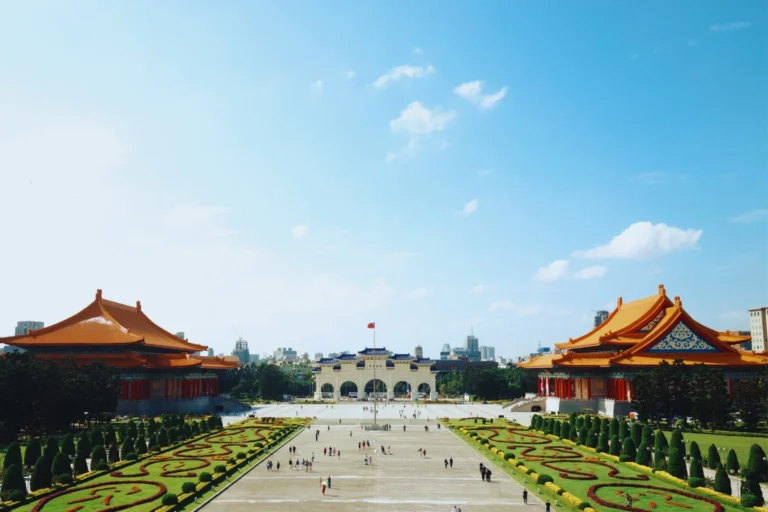 Explora Taipéi, capital de Taiwán, con su vibrante vida urbana, mercados y monumentos emblemáticos