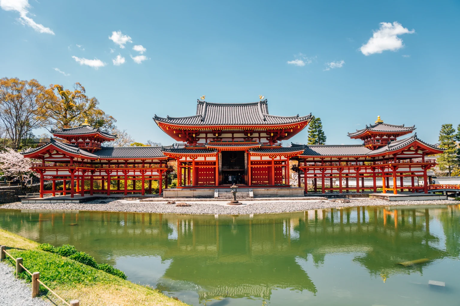El Templo Byodo-in en Uji, zona de Kioto, es uno de los templos más bonitos que se puede ver en un viaje a medida por Japón y Asia.