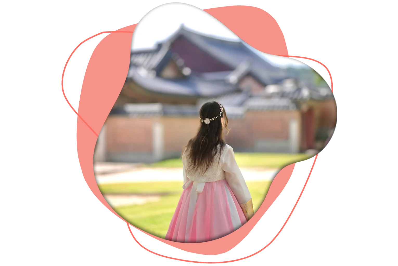 Chica vistiendo hanbok en palacio de Seúl Gyeongbokgung en Corea del Sur.