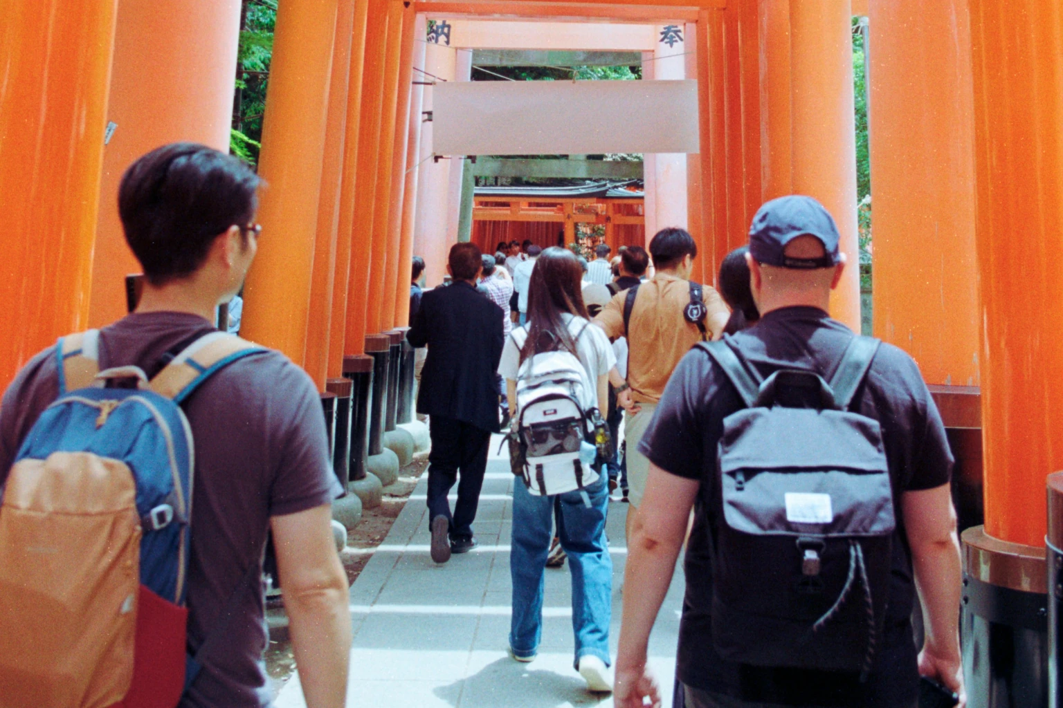 Viaje a Japón organizado de Oasia Viajes. Grupo de turistas caminando por Fushimi Inari de Kioto.