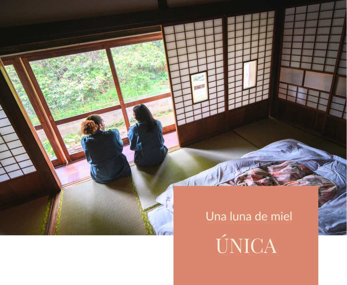 Pareja con kimono en ryokan en luna de miel en Japón.