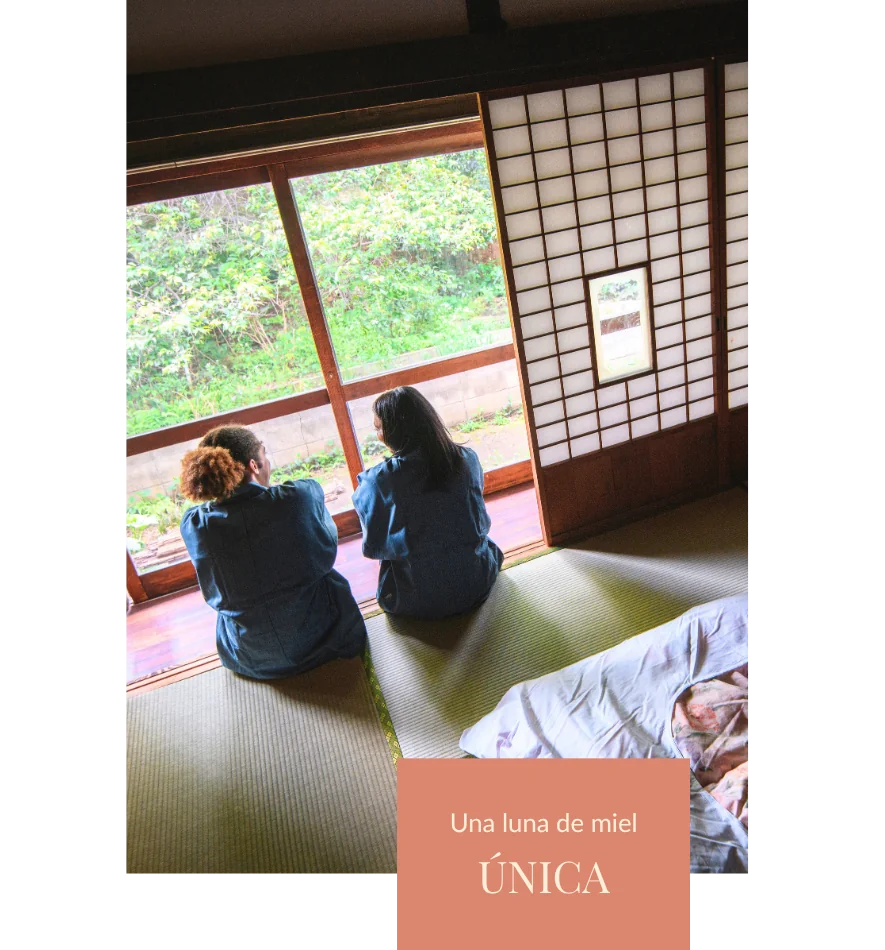 Pareja con kimono en ryokan tradicional en su viaje de luna de miel en Japón.