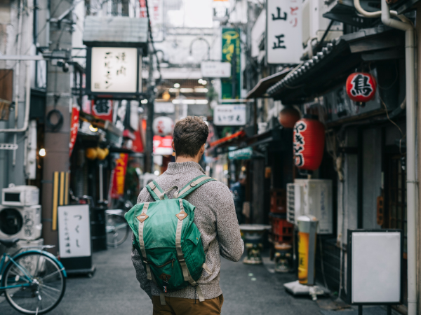Viajero recorriendo una calle de Japón con tranquilidad gracias a las medidas de seguridad del país